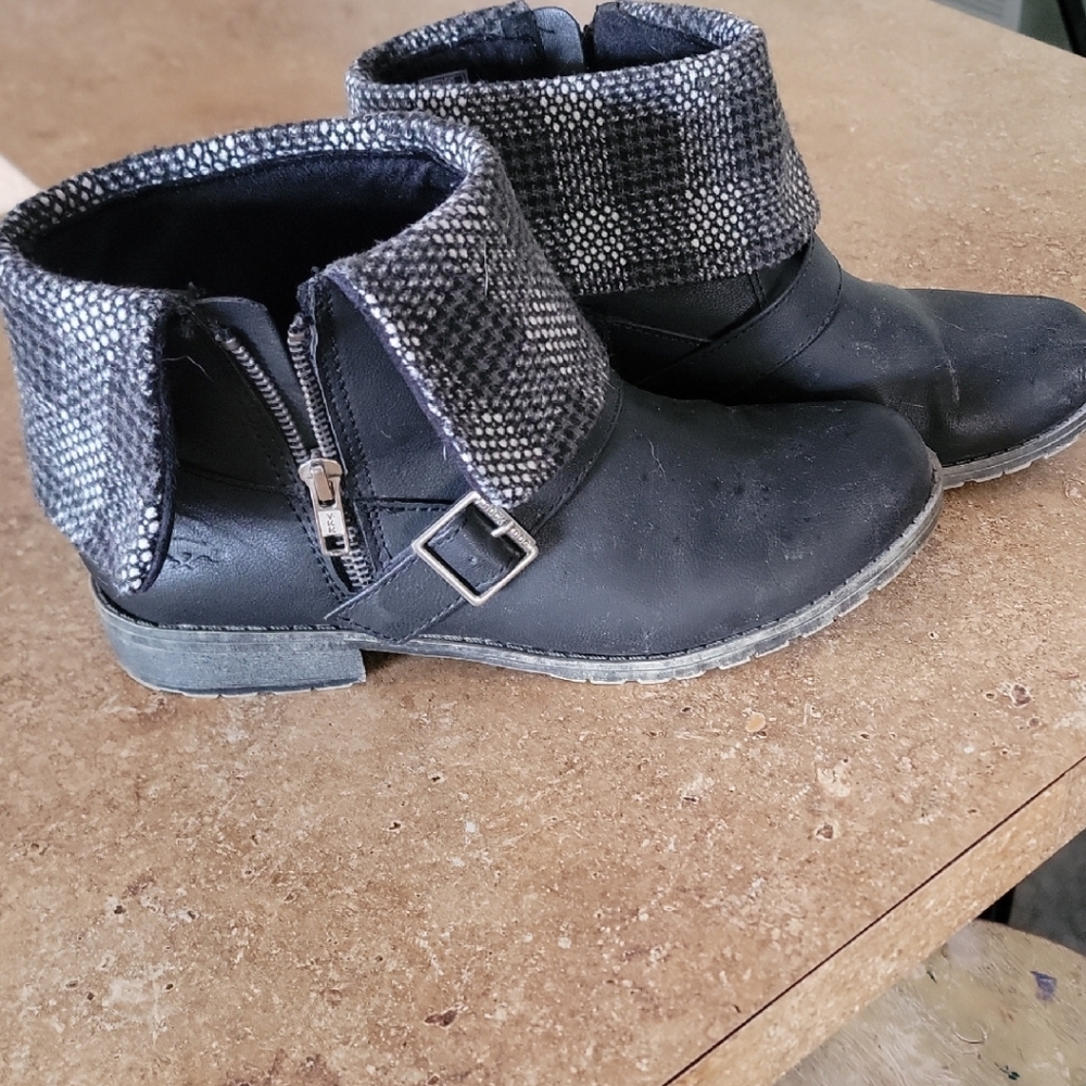 Rocket Dog Black Ankle Boots with Gray Tweed Fold-Over Cuff
